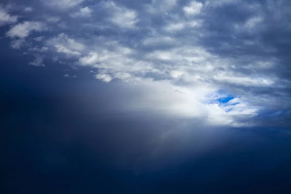 Schöner Blauer Bewölkter Himmel Bei Sonnenuntergang Himmlische Landschaft — Stockfoto