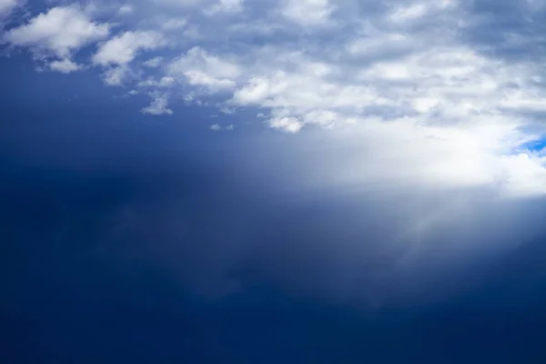 Schöner Blauer Bewölkter Himmel Bei Sonnenuntergang Himmlische Landschaft — Stockfoto