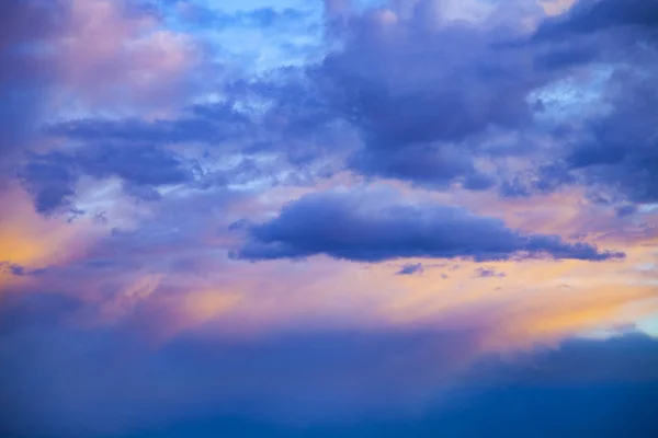Vacker Blå Molniga Himmel Solnedgången Himmelska Landskap — Stockfoto