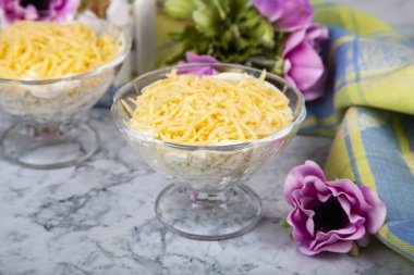Tavuk göğsü, peynir ve ananas masada şenlikli salatası.