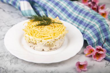 Tavuk göğsü, peynir ve ananas masada şenlikli salatası.