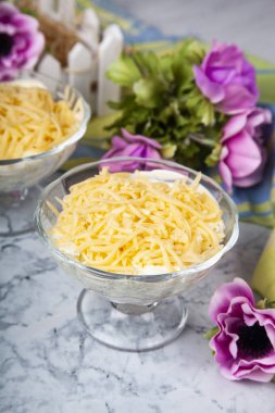 Tavuk göğsü, peynir ve ananas masada şenlikli salatası.