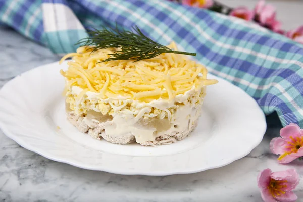 Ensalada Festiva Con Pechuga Pollo Queso Piñas Sobre Mesa — Foto de Stock