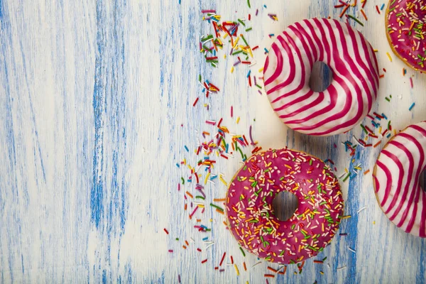 Пончики Синем Деревянном Фоне Вкусный Десерт — стоковое фото