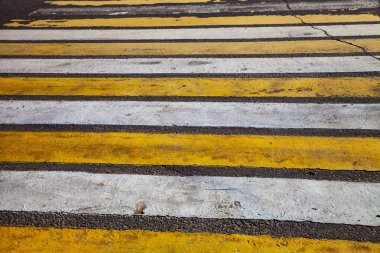 Yaya geçidi ile beyaz ve sarı çizgili yakın çekim.