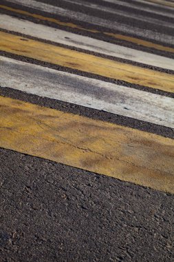 Yaya geçidi ile beyaz ve sarı çizgili yakın çekim.