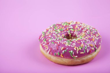 Pembe bir arka plan üzerinde çörek. Lezzetli tatlı.