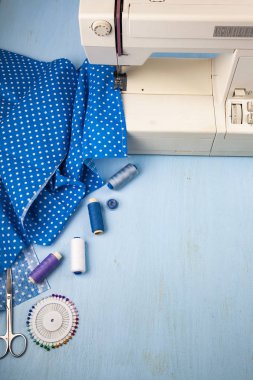 Dikiş makinesi ve mavi kumaş yakın çekim