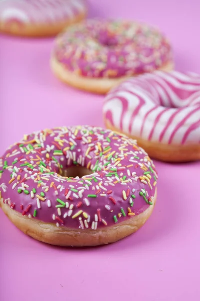 粉红色背景上的甜甜圈 美味的甜点 — 图库照片