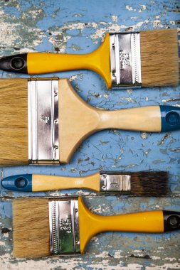 Eski mavi masa fırçalar. Ev ya da ofis tadilat için öğeleri.