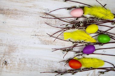 Paskalya Paskalya yumurta, tüyler ve willow ile natürmort. Paskalya tebrik kartı.