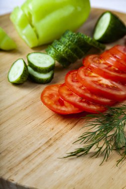 Sebze salatası ve kesme tahtası tablo için. Yemek hazırlanması.