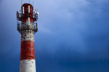 Mavi gökyüzü arka plan üzerinde kırmızı ve beyaz eski boru.