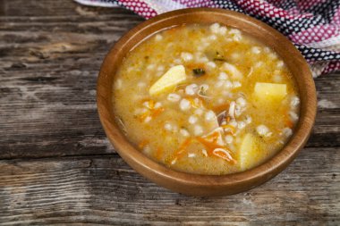 Eski ahşap masa turşu yemek. Lezzetli akşam yemeği.