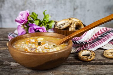 Eski ahşap masa turşu yemek. Lezzetli akşam yemeği.