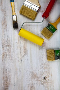 Rulo ve fırça masanın üzerinde. Ev ya da ofis tadilat için öğeleri.