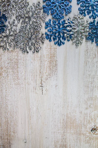 Rand Aus Blauen Und Silbernen Schneeflocken Auf Einem Hölzernen Hintergrund — Stockfoto