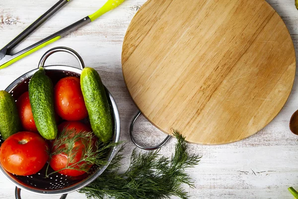 Zöldség Saláta Vágódeszka Asztalon Vacsora Elkészítése — Stock Fotó