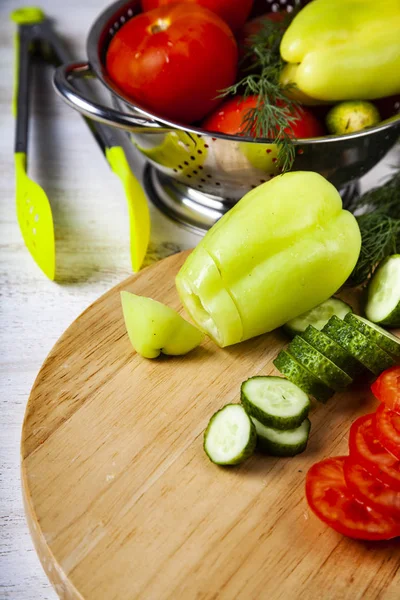 Sebze Salatası Kesme Tahtası Tablo Için Yemek Hazırlanması — Stok fotoğraf