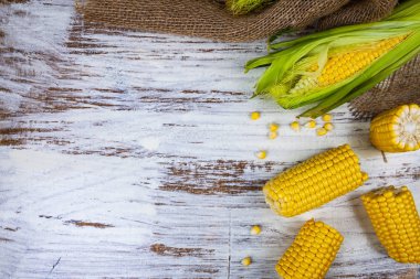 Olgun sarı Mısır ahşap bir masa üzerinde.