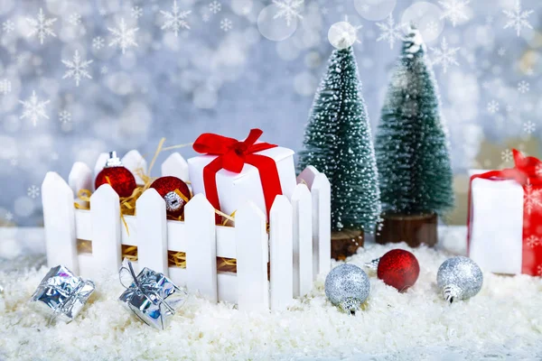 Regalos Navidad Decoraciones Una Caja Blanca Sobre Nieve Sobre Fondo —  Fotos de Stock