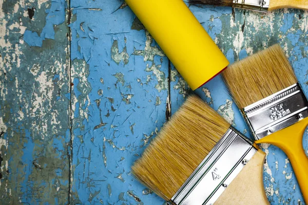 Escovas Rolo Uma Velha Mesa Azul Itens Para Renovação Casa — Fotografia de Stock