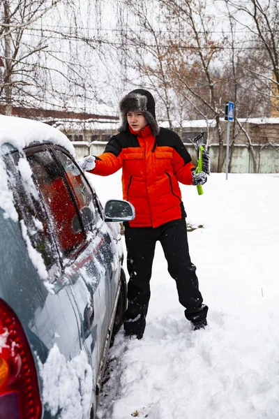Подросток Оранжевой Куртке Очистки Автомобиля Снега Зимой — стоковое фото