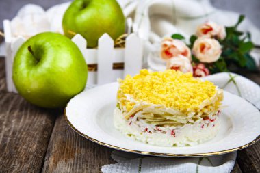 Lezzetli salata yengeç sopa ve elma masanın üzerinde. Festival gıda.