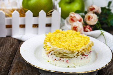Lezzetli salata yengeç sopa ve elma masanın üzerinde. Festival gıda.