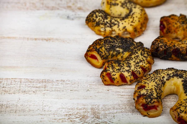 Hausgemachte Kekse Mit Mohn Und Marmelade Auf Einem Holztisch Leckeres — Stockfoto