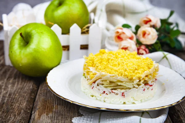 Ensalada Deliciosa Con Palitos Cangrejo Manzanas Mesa Comida Festiva — Foto de Stock