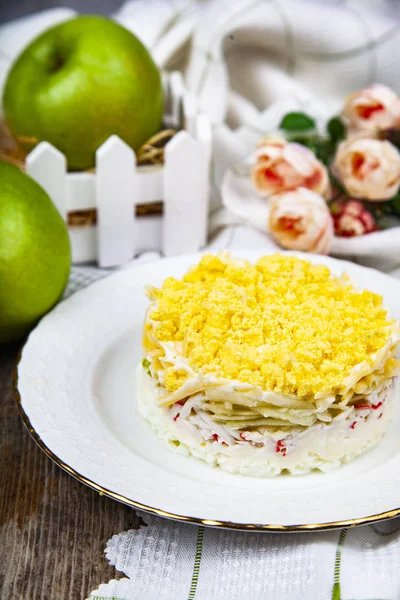 Leckerer Salat Mit Krabbenspießen Und Äpfeln Auf Dem Tisch Festliches — Stockfoto