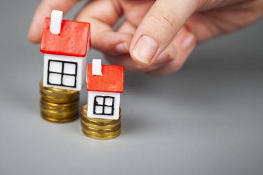 Sikke ve el küçük evler için uzanıyor. Satın almak veya gayrimenkul satış.