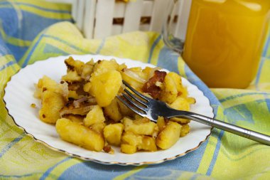 Akşam yemeği masada patates kızartması. Lezzetli yemekler.