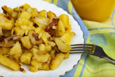 Akşam yemeği masada patates kızartması. Lezzetli yemekler.