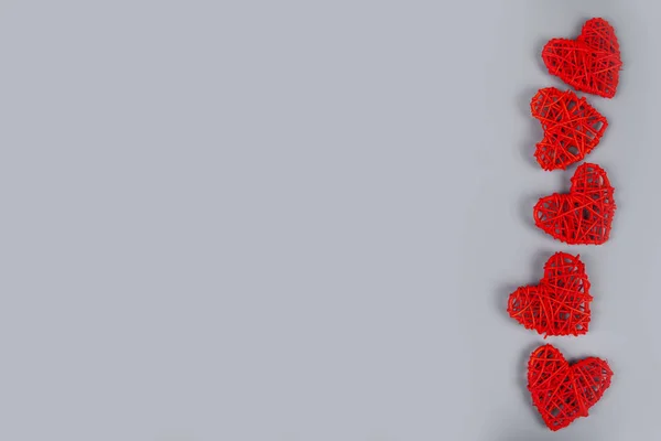 Gri Bir Arka Plan Üzerinde Kırmızı Kalplerin Sınır Sevgililer Günü — Stok fotoğraf