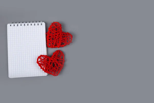 Rote Herzen Und Karte Auf Grauem Hintergrund Valentinskarte — Stockfoto