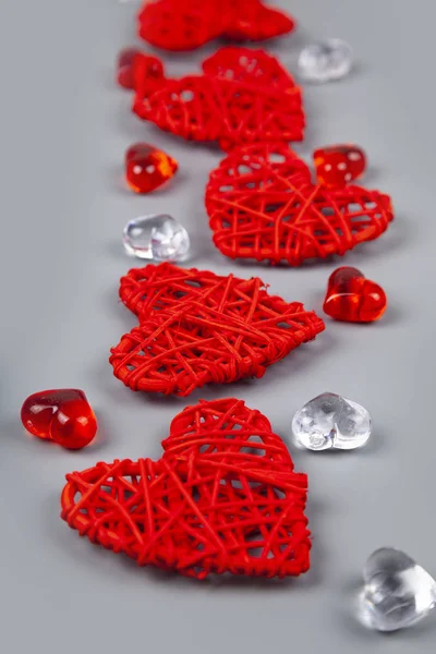 灰色背景上的红色心的边框 情人节贺卡 — 图库照片
