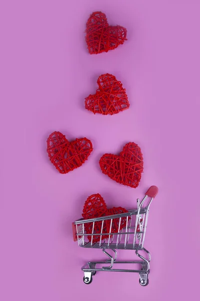 Καρδιές Στο Καλάθι Ροζ Φόντο Ψώνια Για Τις Διακοπές — Φωτογραφία Αρχείου