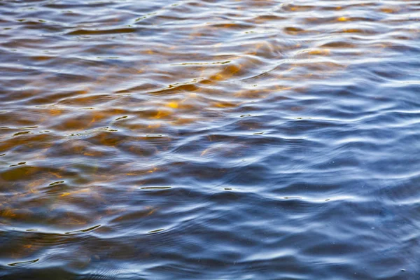 川の面をクローズ アップ 水の背景 — ストック写真