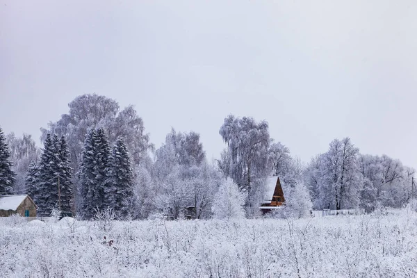 Bir Kar Yağışı Sonra Köyün Eteklerinde Görünümünü — Stok fotoğraf