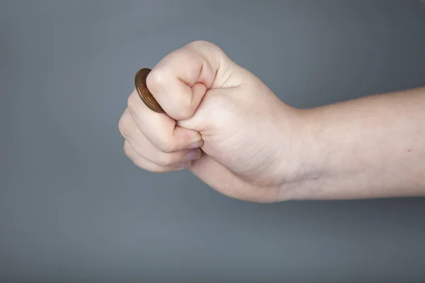 Hand Mit Einer Münze Auf Grauem Hintergrund — Stockfoto