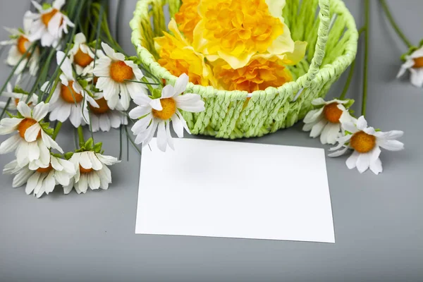 篮子里的春花花束和灰色背景上的卡片 — 图库照片