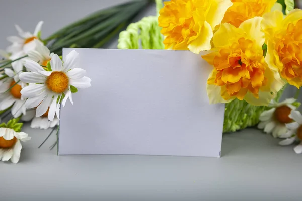 Strauß Frühlingsblumen Einem Korb Und Eine Karte Auf Grauem Hintergrund — Stockfoto