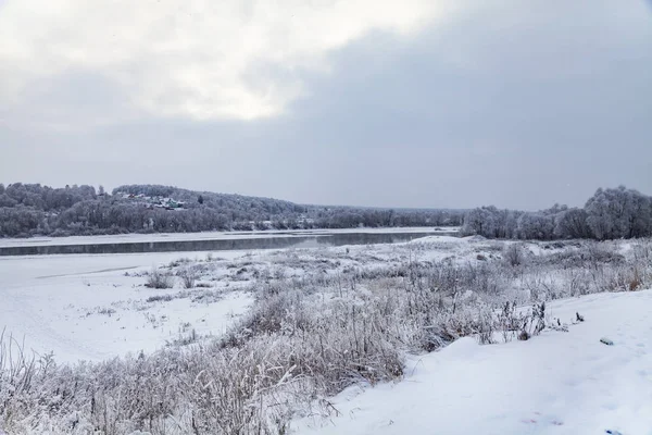 Fluss Einem Bewölkten Wintertag Schöne Landschaft — Stockfoto