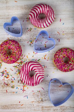 Çörek ve bir ahşap zemin üzerinde mavi kalpler. Lezzetli tatlı.