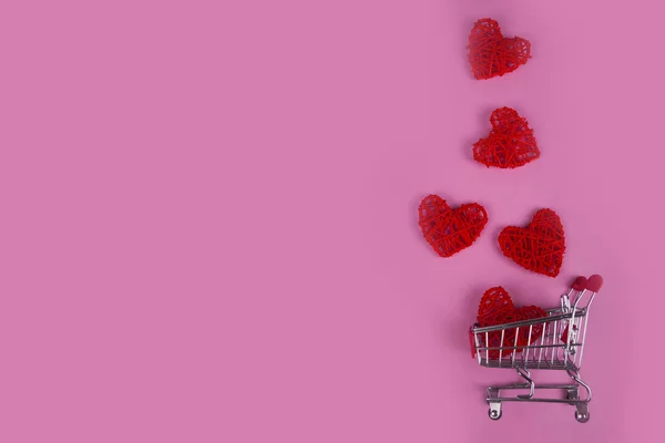 Сердца Тележке Покупками Розовом Фоне Шоппинг Праздник — стоковое фото