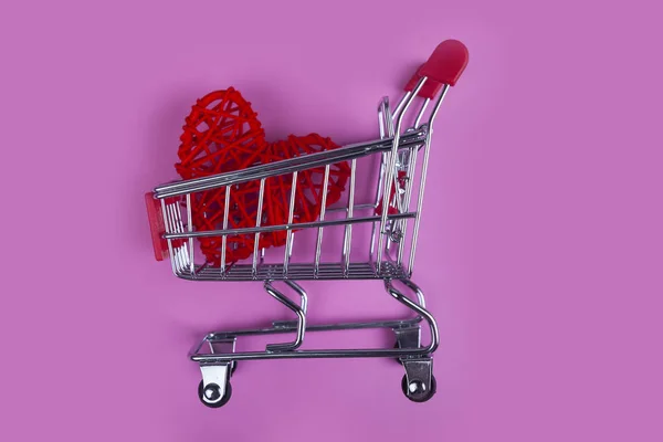 Καρδιά Στο Καλάθι Ροζ Φόντο Ψώνια Για Τις Διακοπές — Φωτογραφία Αρχείου