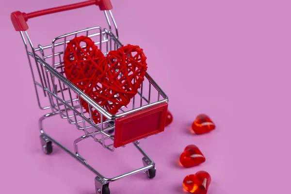 Cuori Nel Carrello Della Spesa Sfondo Rosa Shopping Vacanza — Foto Stock