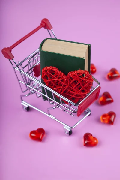 Книга Романтическими Стихами Сердцем Кармане Подарок День Святого Валентина — стоковое фото